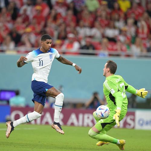 奥莫特突破分球 周琦接球上篮拿下两分